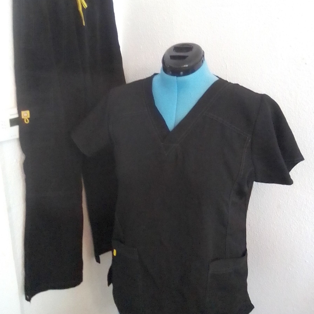 Wonder Wink Black Scrub Set Top Short Sleeve V Veck Front Pocket Black Pull On